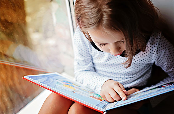 Mädchen lernt lesen Mädchen lernt lesen